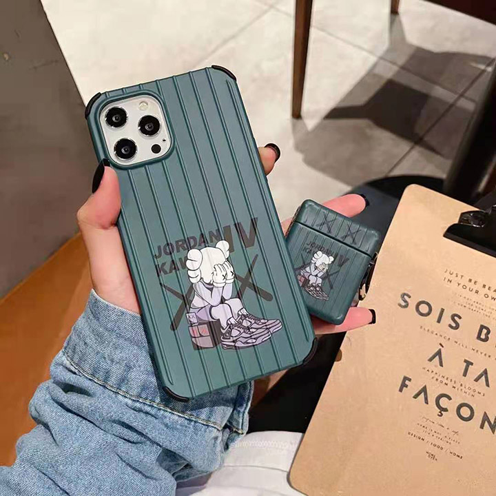 Kaws iphone12 芸能人愛用 カバー